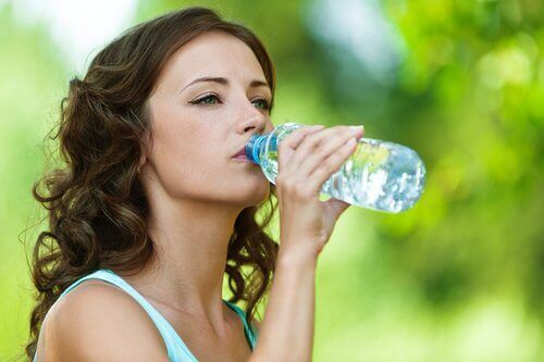 woda z butelki plastikowej