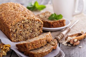 Owsiany, bezglutenowy chleb z bananem i orzechami