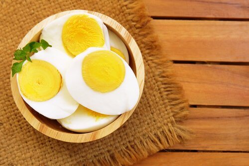 Pokrojone jajko ugotowane na twardo, czyli co jeść wieczorem