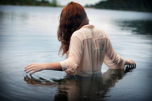 Kobieta w wodzie po pas - słabe zdrowie psychiczne