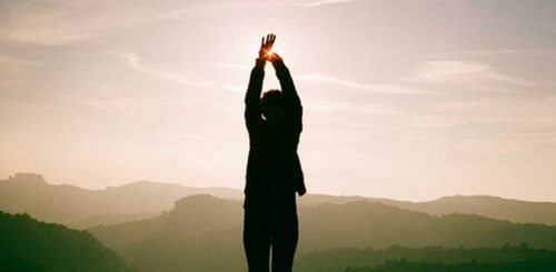 Kobieta przeciąga się - eliminujemy cukier z diety dzieki temy wraca energia