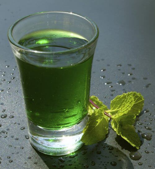 Szklanka zielonej wody
