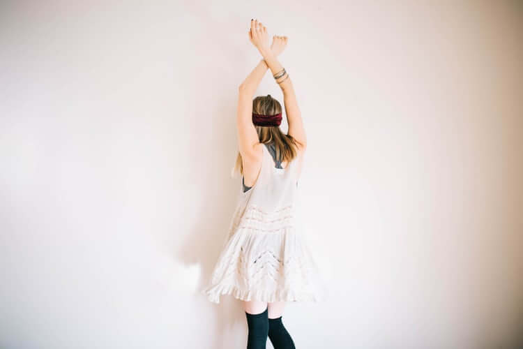 Kobieta tańczy przy ścianie