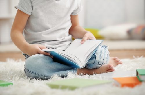 dziecko z książką - kłótnie na oczach dzieci