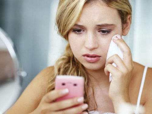 zależność emocjonalna - płacząca kobieta z telefonem