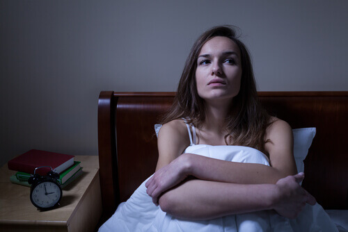 Kobieta w łóżku cierpi na bezsenność