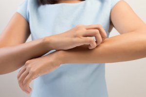 Swędzenie skóry - poznaj przyczyny i zaradź temu!