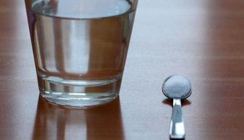 Łyżeczka sody oczyszczonej z wodą
