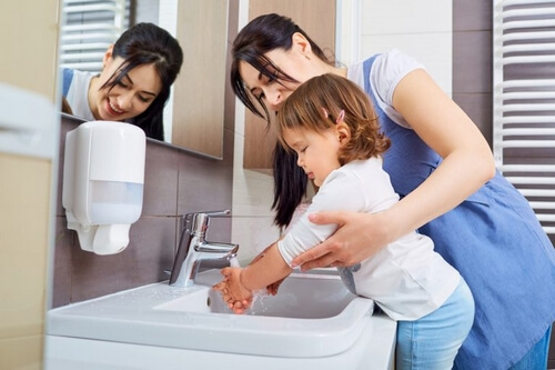 Mama myje córce ręce a Wirus Coxackie 