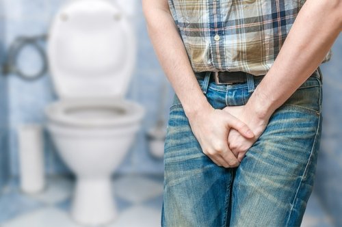 Mężczyzna w toalecie a Zespół pęcherza nadreaktywnego
