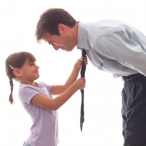 Ojciec uczy córkę wiązać krawat