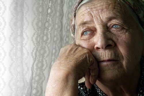 Bezsenność i samotność starsza kobieta 