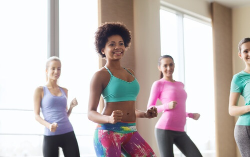 Kobiety trenują na sali gimnastycznej a zumba