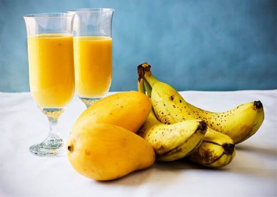 koktajl z banana i mango na poranne uczucie zmęczenia