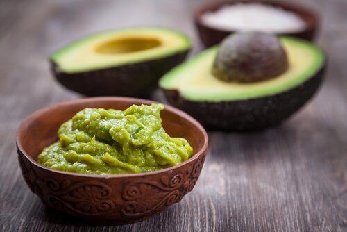 Guacamole Jak odmłodzić skórę dłoni?