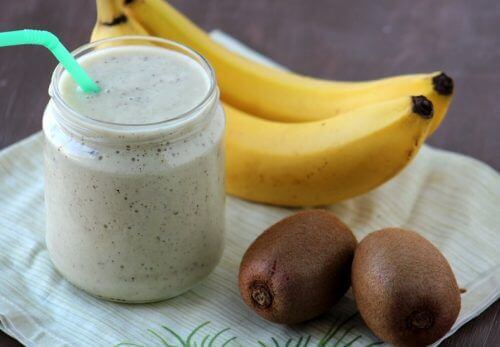 koktajl z banana i kiwi na skurcze mięśni