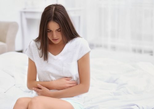 Kobieta cierpi na ból brzucha a Epigastralgia