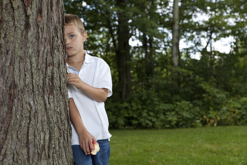 Chłopiec za drzewem a zespół Aspergera