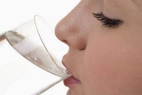 Ciepła woda na czczo – odkryj, dlaczego warto ją pić