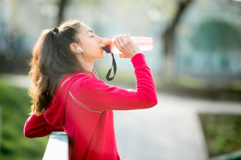 Kobieta pije podczas joggingu a Ciśnienie tętnicze