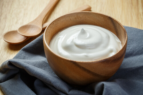 Jogurt naturalny na biały język