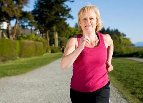 Kobieta uprawia jogging, czyli jak nie przytyć