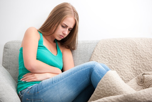 Kobieta cierpi na ból brzucha a pasożyty 