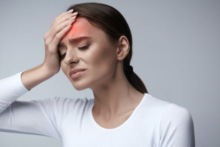 Kobieta cierpi na ból głowy a Ciśnienie tętnicze