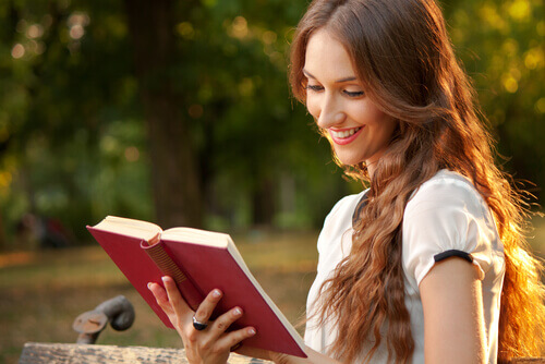 Kobieta w parku czyta książkę