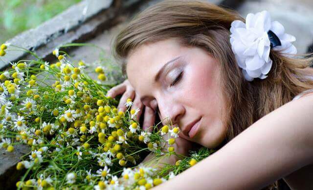 Spanie na kwiatach