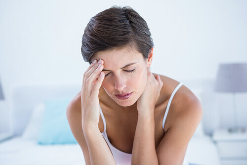 kobieta cierpi na migrenę, quinoa w diecie