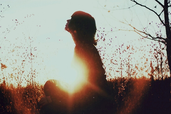 Kobieta i zachód słońca - nie bój się samotności