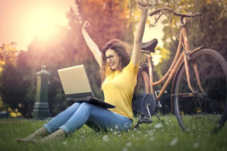 Kobieta w parku z laptopem