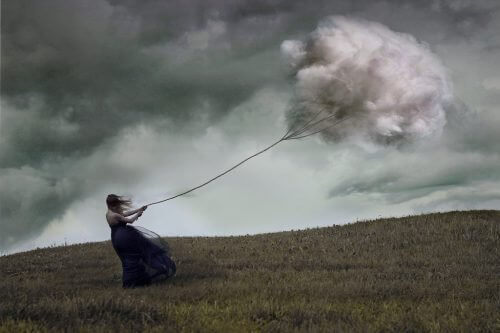kobieta walczy z chmurą