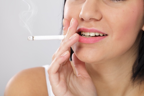 Kobieta z papierosem a zdrowie tarczycy