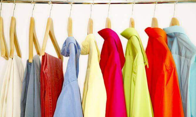 Kolorowe ubrania wiszą na wieszakach