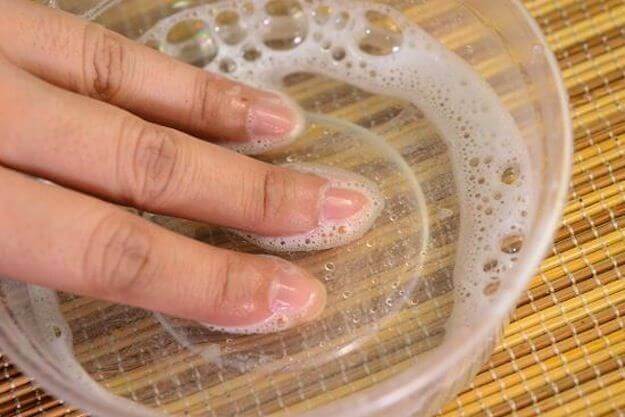 Moczenie paznokci u rąk w wodzie utlenionej