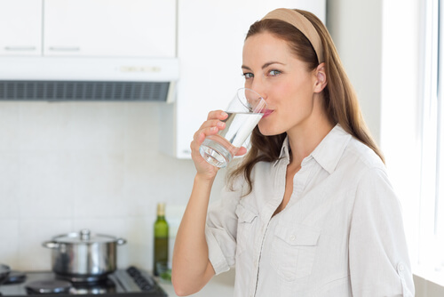 Kobieta pije wodę czyli jak odmłodzić twarz