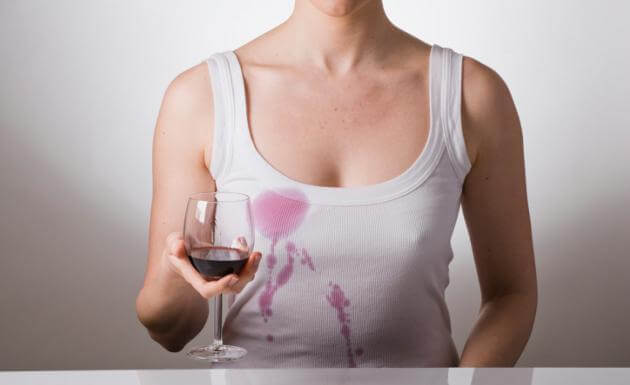 Koszulka poplamiona czerwonym winem