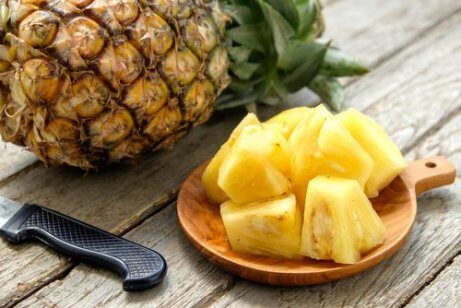 Pokrojony w kostkę ananas leżący na talerzyku