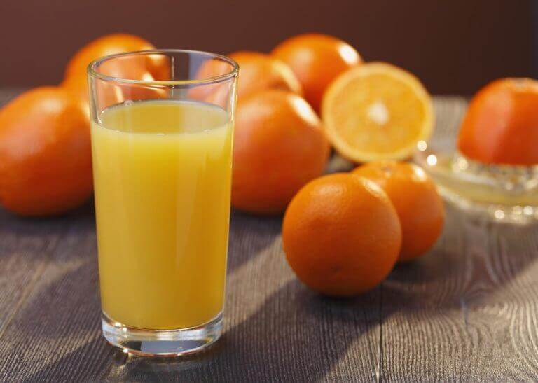 Sok pomarańczowy w szklance