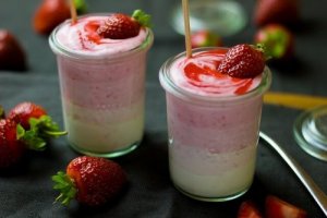 Mus bez cukru i nabiału - z migdałów i truskawek