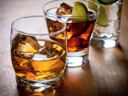 Szklanki z whisky. Wątroba nie przepada za alkoholoem