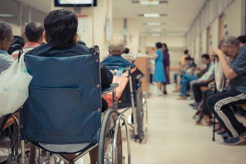 szpital dziecko na wózku inwalidzkim
