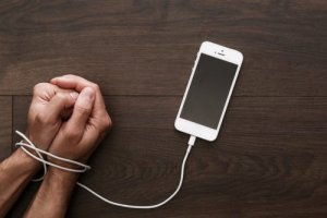 Szkodliwość telefonów komórkowych - 4 negatywne skutki