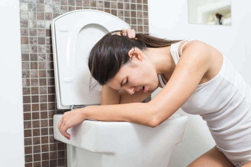 zapalenie wyrostka robaczkowego. Kobieta wymiotuje