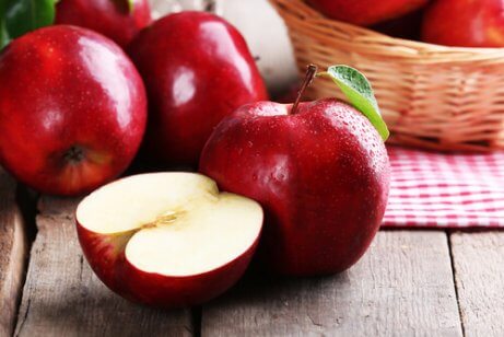 Czerwone jabłka na spalanie tanki tłuszczowej