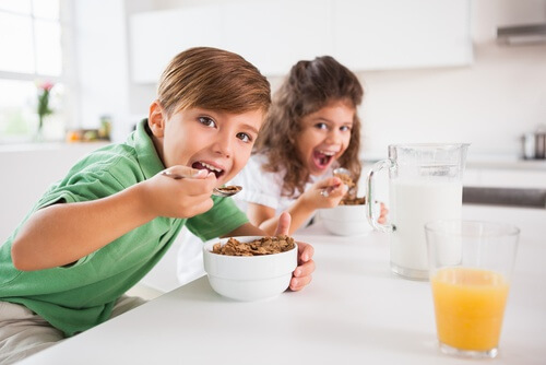 Dzieci jedzą śniadanie. Pomijanie sniadania wpłynie nie Korzystnie na nasza wagę