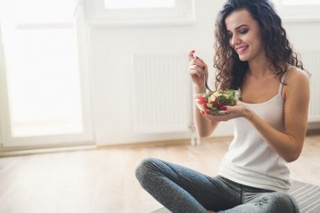 Kobieta jedząca sałatkę a poziom leptyna