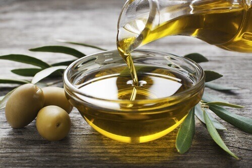 karafka i miseczka z oliwą z oliwek - skóra bez niedoskonałości